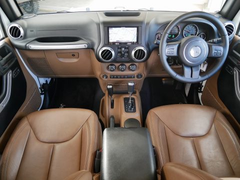 JEEP　ジープ　ラングラー　カッコいい車　四駆　オフロード　オンロード　レザーシート　バックモニター (1)